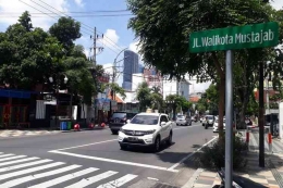 Sejumlah kendaraan roda dua dan roda empat melintas di Jalan Walikota Mustajab, Surabaya, Jawa Timur, Selasa (4/2/2020).(KOMPAS.COM/GHINAN SALMAN) 