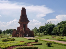 Image: Gapura Bajang Ratu (Photo by Merza Gamal)