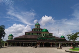 Image: Masjid Jami Sungai Jingah yang dibangun atas inisiatif warga pada tahun 1934 di Antasan Kecil (by Merza Gamal)
