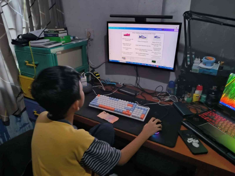 Gambar Hanan Sedang Membuat Presentasi , Sumber Dok Pribadi Jody Aryono