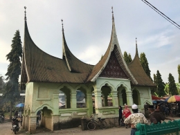 Image: Balai Adat di sebelah Masjid Raya Pangkalan Koto Baru (by Merza Gamal)