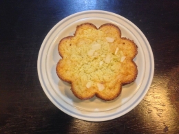 Image: Bolu Kemojo Pisar Tabur Almond siap santap (by Merza Gamal)