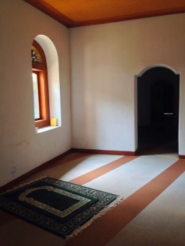 Image: Tempat imam berada di belakng mimbar, bukan di samping seperti kebanyakan masjid (by Merza Gamal)