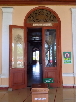 Image: Pintu yang menunjukkan pembangunan Masjid Agung Sumedang pada tahun 1850(by Merza Gamal)