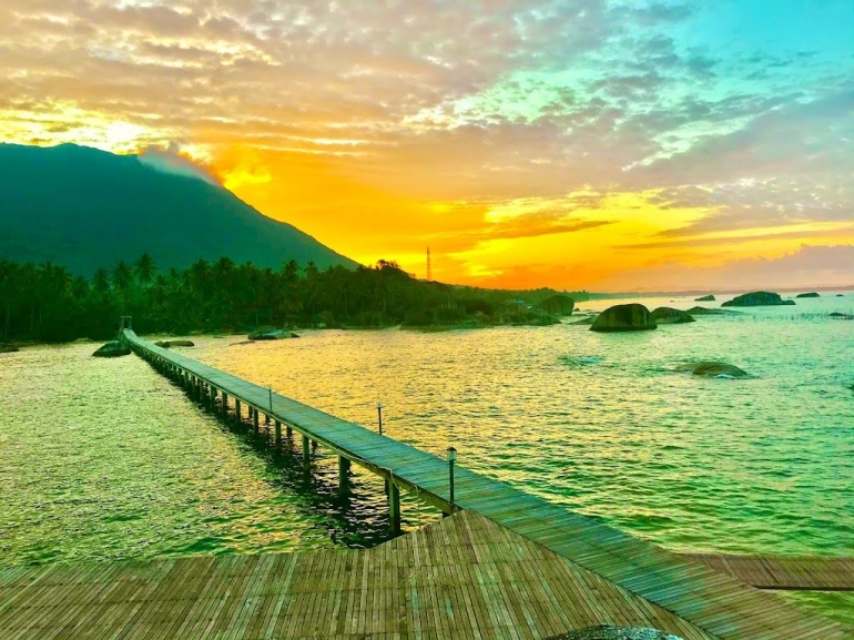 Image by Merza Gamal (Senja di Natuna Dive Resort)