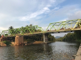 Image: Jembatan di depan Masjid Raya Pangkalan yang menghubungkan Riau-Sumatera Barat (by Merza Gamal)