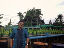 Image: Tampak Masjid Sultan Suriansyah dari Sungai Kuin (Photo by Merza Gamal)