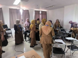 Guru Guru Hebat Sedang Membuat Kelompok , Source : Dokumen Pribadi Jody Aryono