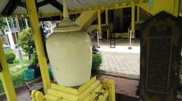 Image: Gentong sumbangan warga Tionghoa sebagai sarana berwudhu (Photo by Merza Gamal)