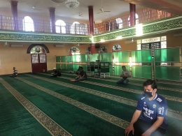 Image: Interior Masjid CengHo  yang sejuk karena banyaknya ventilasi (by Merza Gamal)