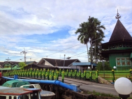 Image: Masjid Sultan Suriansyah berada di tepian Sungai Kuin Banjarmasin (Photo by Merza Gamal)