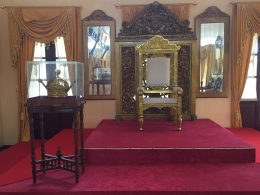 Image : Singgasana dan Mahkota Sultan Siak by Merza Gamal