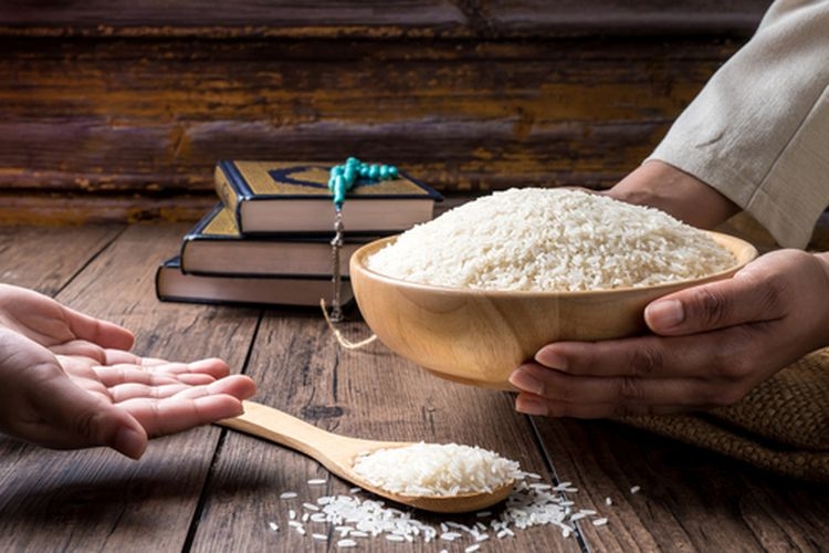 Ilustrasi zakat fitrah. (sumber: shutterstock via kompas.com)