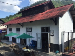 Image: Salah satu bangunan ex-terminal Kereta Api dekat Lubang Mbah Soero (by Merza Gamal)