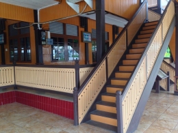 Image: salah satu tangga di kanan kiri serambi masjid (Photo by Merza Gamal)