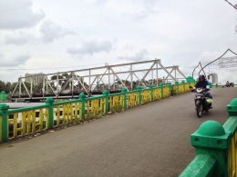 Image: Titi Gantung berfungsi sebagai jembatan penyeberangan melewati rel Kereta Api (Photo by Merza Gamal)