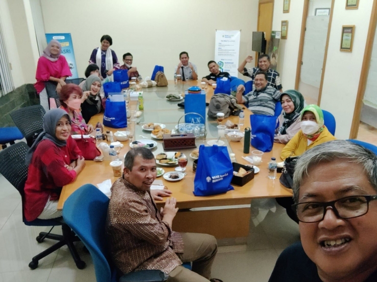 Image: Silahturahimam memperpanjang usia dan meluaskan rezeki (by Merza Gamal)